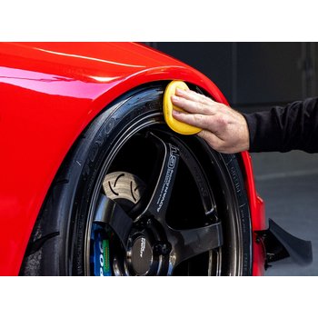 Von stumpfen zu glänzenden Reifen mit dem zusätzlichen Vorteil der Hybrid Ceramic Technologie!
Das Hybrid Ceramic Tire Shine von Meguiar`s erneuert stumpf aussehende Reifen mit erstklassigen Glanzverstärkern, die das Aussehen verdunkeln und Glanz verleihen. Die fortschrittliche Hybrid Ceramic Technologie bietet einen dauerhaften Schutz, der auch bei Wassereinwirkung seinen Glanz behält! Außerdem haftet es gut an den Reifen und verringert so die Wahrscheinlichkeit des Schleuderns.
