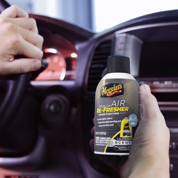 Die Air Re-Fresher eliminieren schlechte Gerüche im Fahrzeuginnern und
hinterlassen einen frischen, angenehmen Duft. Eine Dose reicht für eine
Anwendung von Fahrzeugen bis zur Grösse von SUV’s.
Der Geruchsentferner wird im Fahrzeug platziert, aktiviert und verteilt sich
in kürzester Zeit im Fahrzeuginnern.